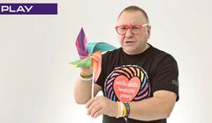Jerzy Owsiak tęczowo reklamuje WOŚP z Play także w krytykującej go Telewizji Republika (wideo)