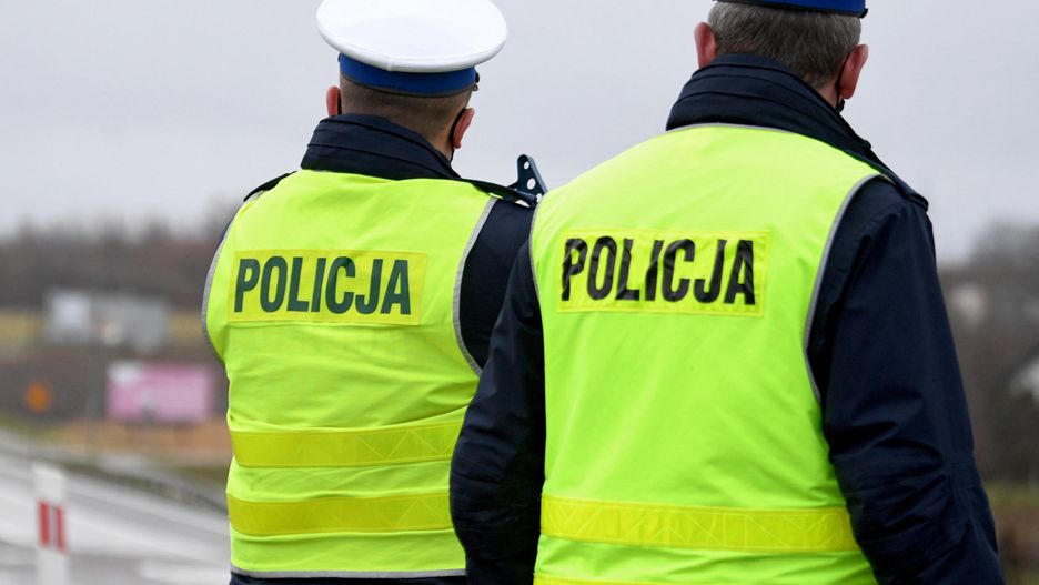 policyjna kontrola
Dukowiczki, 01.01.2022. Patrol policji podczas kontroli na drodze krajowej numer 77 w Du�kowiczkach, 1 bm. 1 stycznia br. zacz�y obowi�zywa� zaostrzone przepisy ruchu drogowego podnosz�ce m.in. stawki mandat�w karnych. (dd/awol) PAP/Darek Delmanowicz
Darek Delmanowicz
drog�wka, ilustracja, kontrola, mandat, mandaty, nowe, nowe stawki mandat�w, nowelizacja Prawa o ruchu drogowym, nowy taryfikator, policja, policjanci, policjant, przepisy, ruch drogowy, surowe, wykroczenia, wykroczenie, zaostrzone, kamizelka, napis, odblaskowa, s�u�bowa