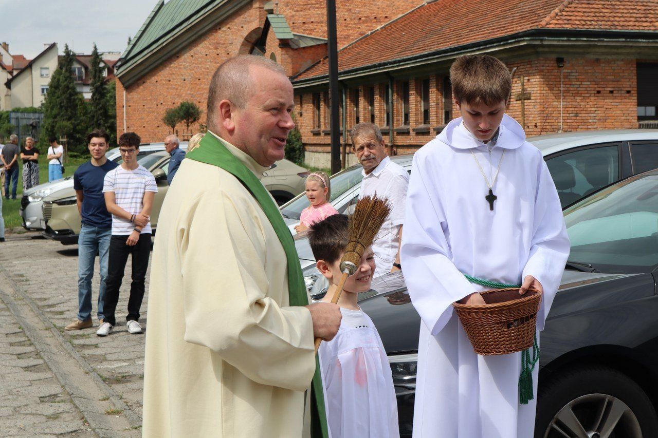 Leszno: W parafii św. Antoniego Padewskiego święcono dziś samochody