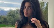 Kylie Jenner prezentuje podrasowane skalpelem ciało, prężąc się w ZŁOTYM BIKINI (ZDJĘCIA)