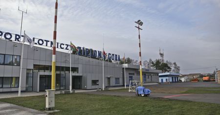 Lotnisko w Zielonej Górze zawiesza loty. Polityk zdradził powód