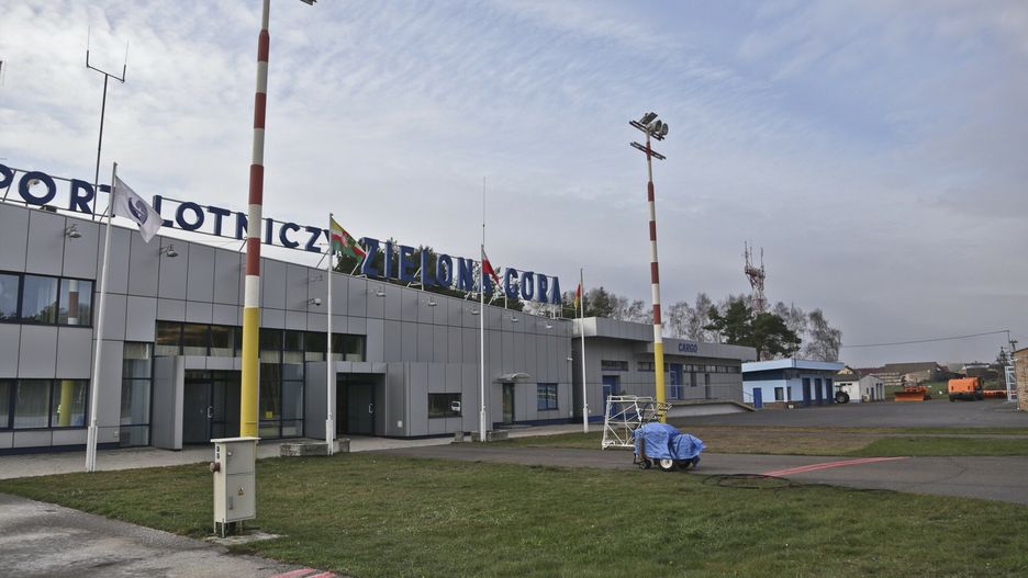 Lotnisko w Zielonej Górze zawiesza loty. Polityk zdradził powód