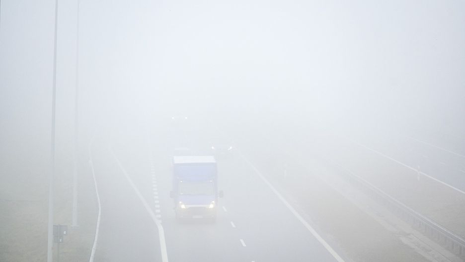 IMGW ostrzega przed gęstymi mgłami. Warunki na drogach są trudne