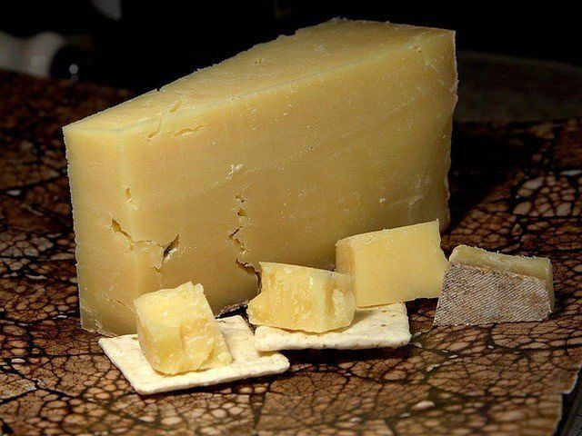 Te produkty mają najwięcej witaminy D - ser dojrzewający (cheddar, gouda)
