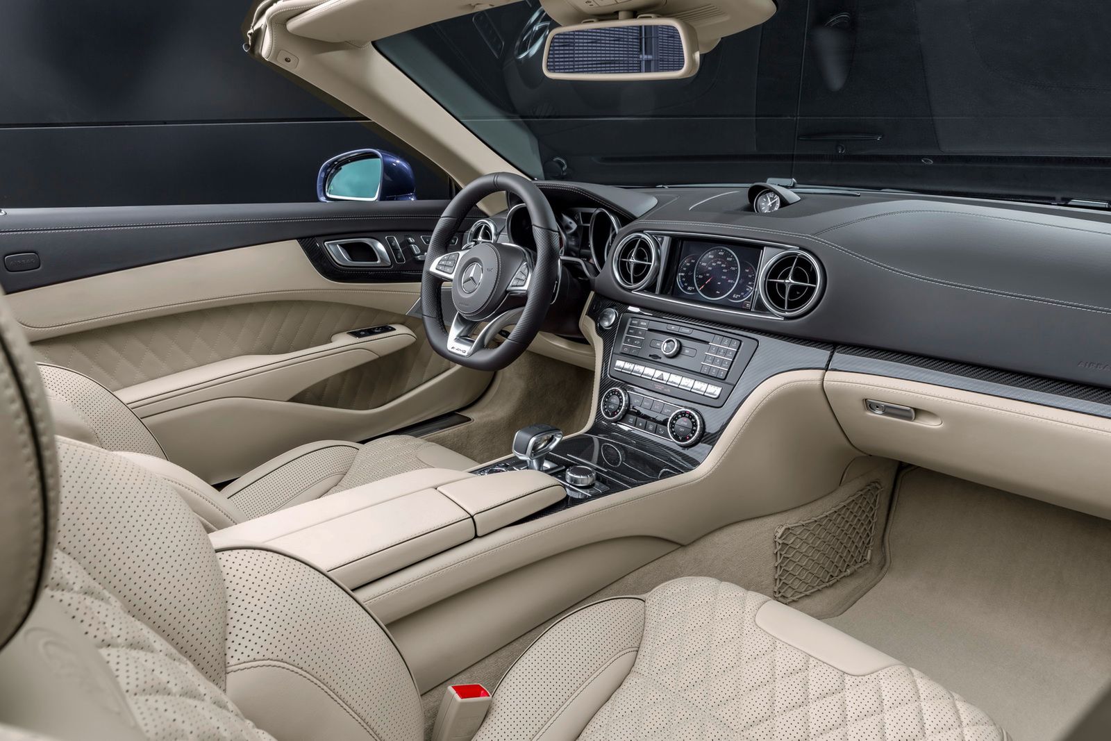 Mercedes-Benz SL dostał także nową, spłaszczoną na dole, wielofunkcyjną kierownicę.
