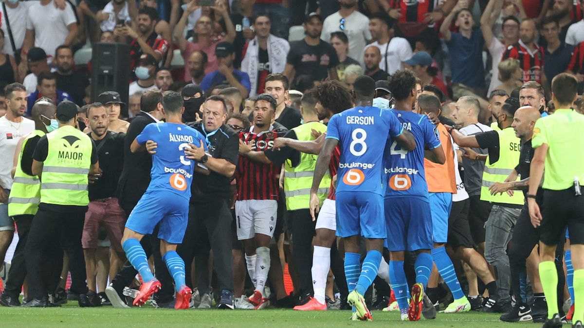 Twitter / L'Equipe / Na zdjęciu: bójka podczas meczu OGC Nice - Olympique Marsylia