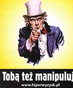 8 marca przed hipermarketem