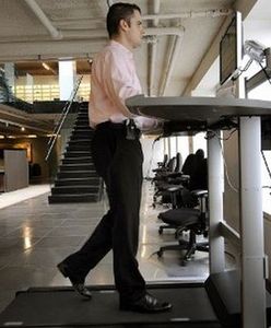 Nowa moda na stojące biurka