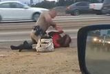 Policjant brutalnie pobił kobietę. Uwaga! Wideo zawiera sceny przemocy
