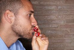 Sikanie w fundamenty i kopanie w tyłek – „pracowe” przesądy nie znają granic