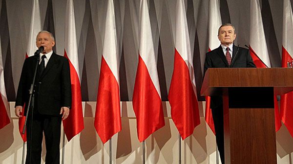 Jarosław Kaczyński i prof. Piotr Gliński podczas konferencji prasowej.