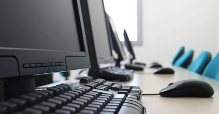 W Polsce przypada aż ośmiu uczniów na jeden komputer