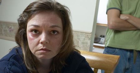 Alkohol, przemoc, seks - tak żyją polscy emigranci?