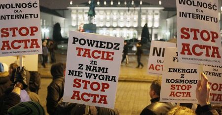 Wyścig o kontrolę nad Anonimowymi