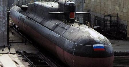 Rosyjski, atomowy okręt podwodny częściowo podtopiony, aby ugasić pożar