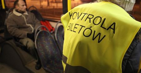 Dyrektor, który sprawdza bilety