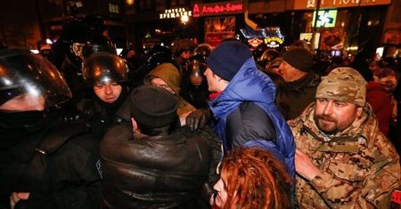 Przepychanki z policją podczas trzeciej rocznicy Majdanu w Kijowie