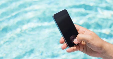 Utopiłeś telefon? Zawołaj delfina!