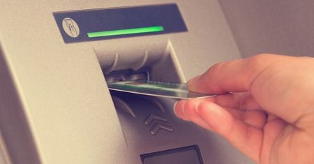 Skimming. Jak się bronić przed skimmerami?