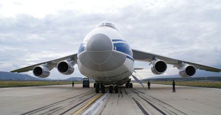 Jeden z największych samolotów świata wylądował w Warszawie - An-124