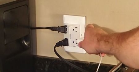 Elektryczne gniazdko wyskakujące ze ściany