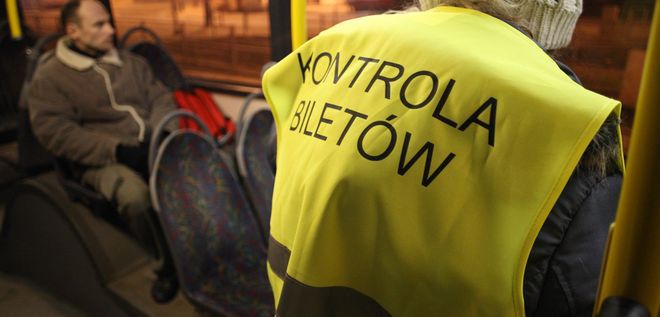 Dyrektor, który sprawdza bilety