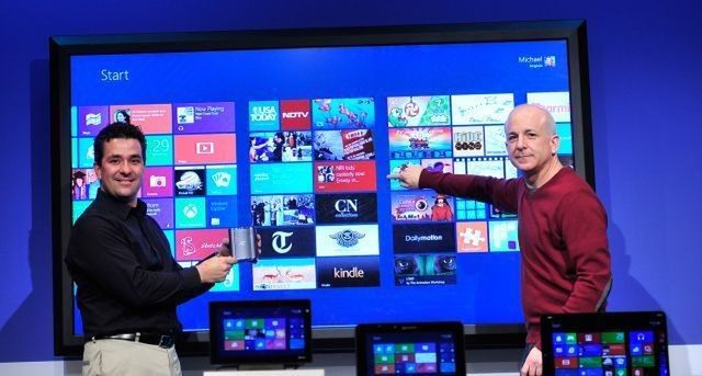 80-calowy tablet z Windows 8 w biurze Ballmera
