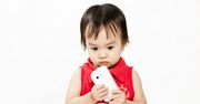Co czwarta mama uspokaja dziecko, dając mu do zabawy telefon
