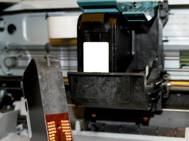 Jak producenci drukarek nabijają cię w butelkę (a raczej w atrament)