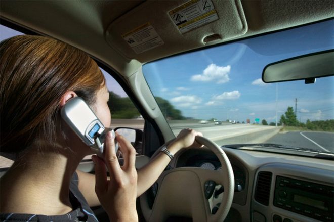 Zakaz rozmowy przez telefon nie zmniejszył liczby wypadków drogowych w Kalifornii