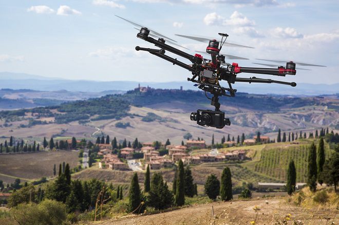 Zasilany z ziemi dron może latać "wiecznie"