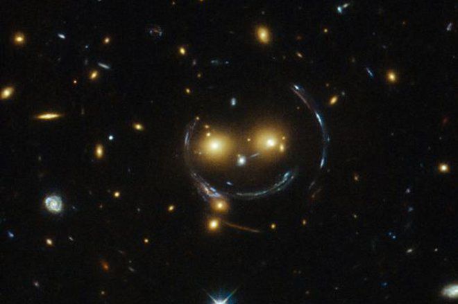 Uśmiechnięta buźka z kosmosu na zdjęciu z Teleskopu Hubble'a