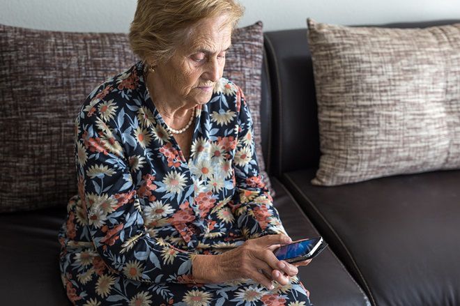 Dziadek na Facebooku, babcia ze smartfonem? To już nie jest rzadki widok