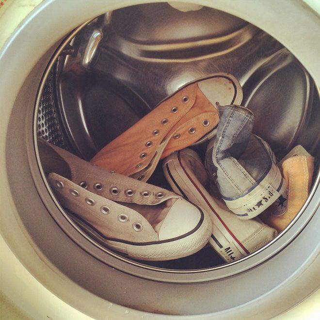 Poradnik: Jak prać buty w pralce?