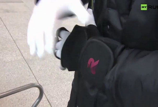 Nowa forma kontroli na lotniskach - rękawiczki wykrywające metal