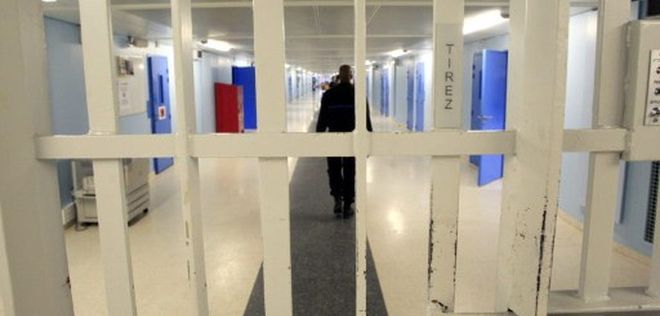 Strażnicy więzienni walczą o odebrane im podwyżki uposażeń