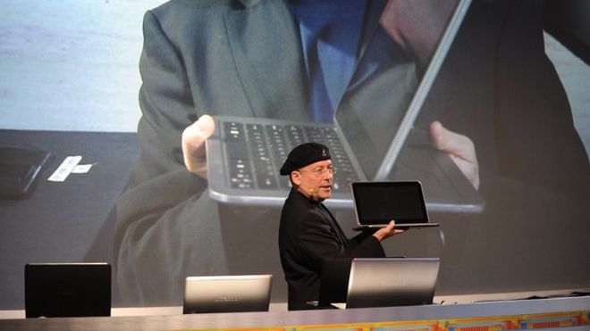 Wiceprezes Intela - Mooly Eden podczas wystąpienia na targach CES zachwala ultrabooki