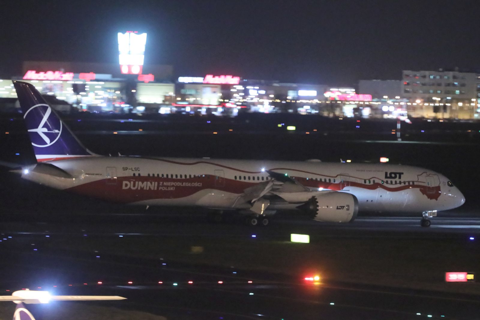 Koronawirus w Chinach. Boeing 787-9 Dreamliner lot numer LO90 już w Warszawie.