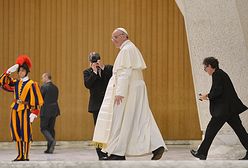 Franciszek przyszedł na mszę na piechotę. Wiernych całował w policzek