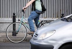 Manifestacja rowerzystów na ul. Grunwaldzkiej w Poznaniu - chcą drogi rowerowej i wydzielonego torowiska w miejsce jednego pasa ruchu