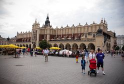 Będzie mniejszy chaos na Rynku Głównym? Zaczyna się "sprzątanie" w centrum Krakowa