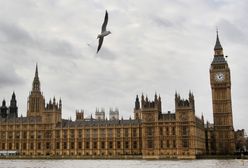 Big Ben przechyla się w lewo, a parlament... tonie