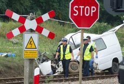 Tragiczny wypadek w Łódzkiem: pociąg zderzył się z busem, 9 osób nie żyje