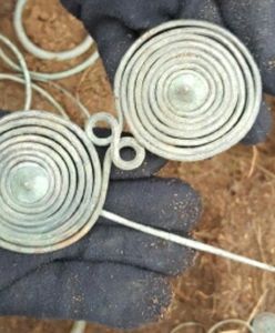 W lesie koło Janowca Wielkopolskiego policjanci znaleźli przedmioty sprzed 3 tys. lat