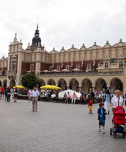 Będzie mniejszy chaos na Rynku Głównym? Zaczyna się "sprzątanie" w centrum Krakowa