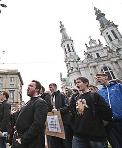 Narodowcy blokowali odbudowę tęczy na pl. Zbawiciela. Interweniowała policja