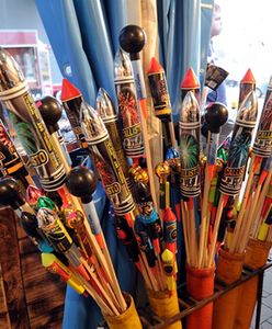 Okulista: w Sylwestra uważajmy na petardy, korki od szampana i sztuczne rzęsy