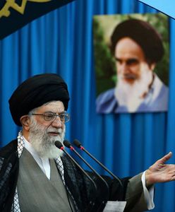 Iran: ajatollah Ali Chamenei zakazuje czatowania nieznajomym kobietom i mężczyznom