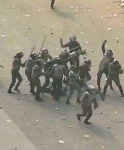 Policjanci skaczą po głowach swoich ofiar - drastyczny film