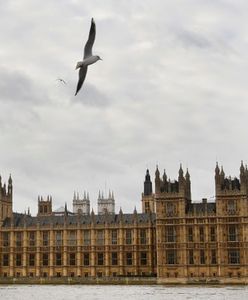 Big Ben przechyla się w lewo, a parlament... tonie